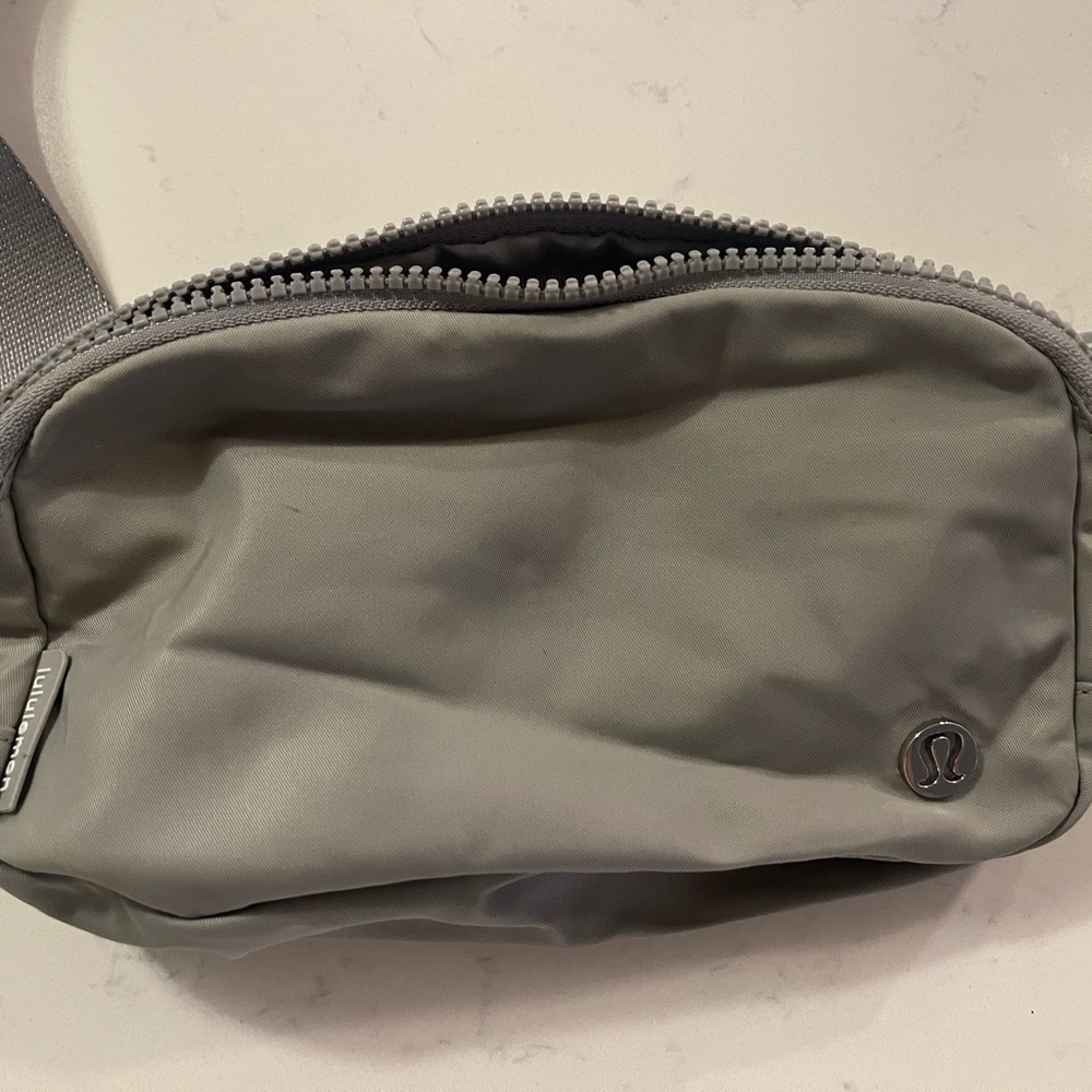 Lululemon Everywhere Belt Bag – Light Gray (OS)